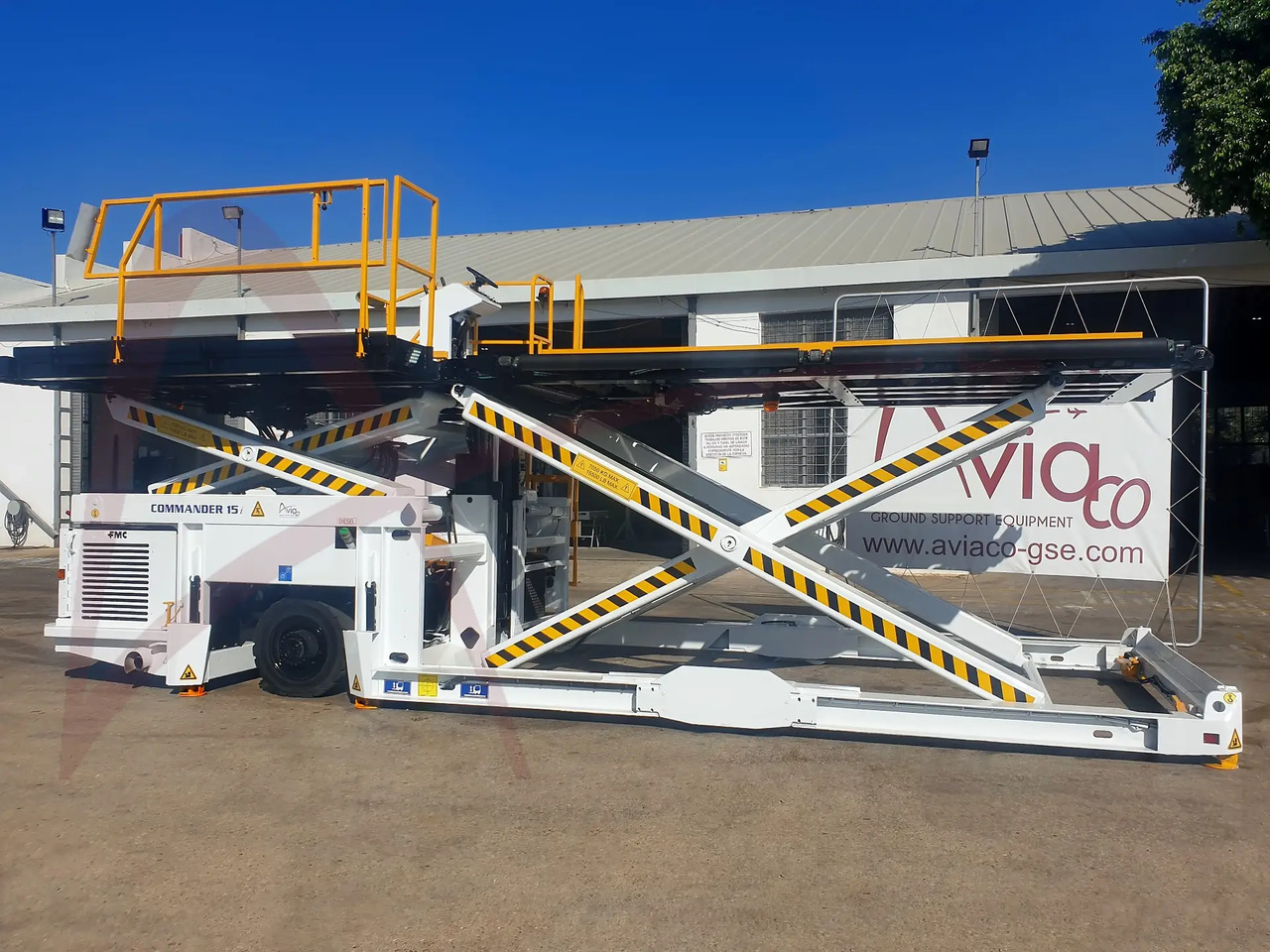 JBT AEROTECH COMMANDER 15iS - Aircraft cargo loader: picture 2 JBT AEROTECH COMMANDER 15iS - Aircraft cargo loader: picture 2