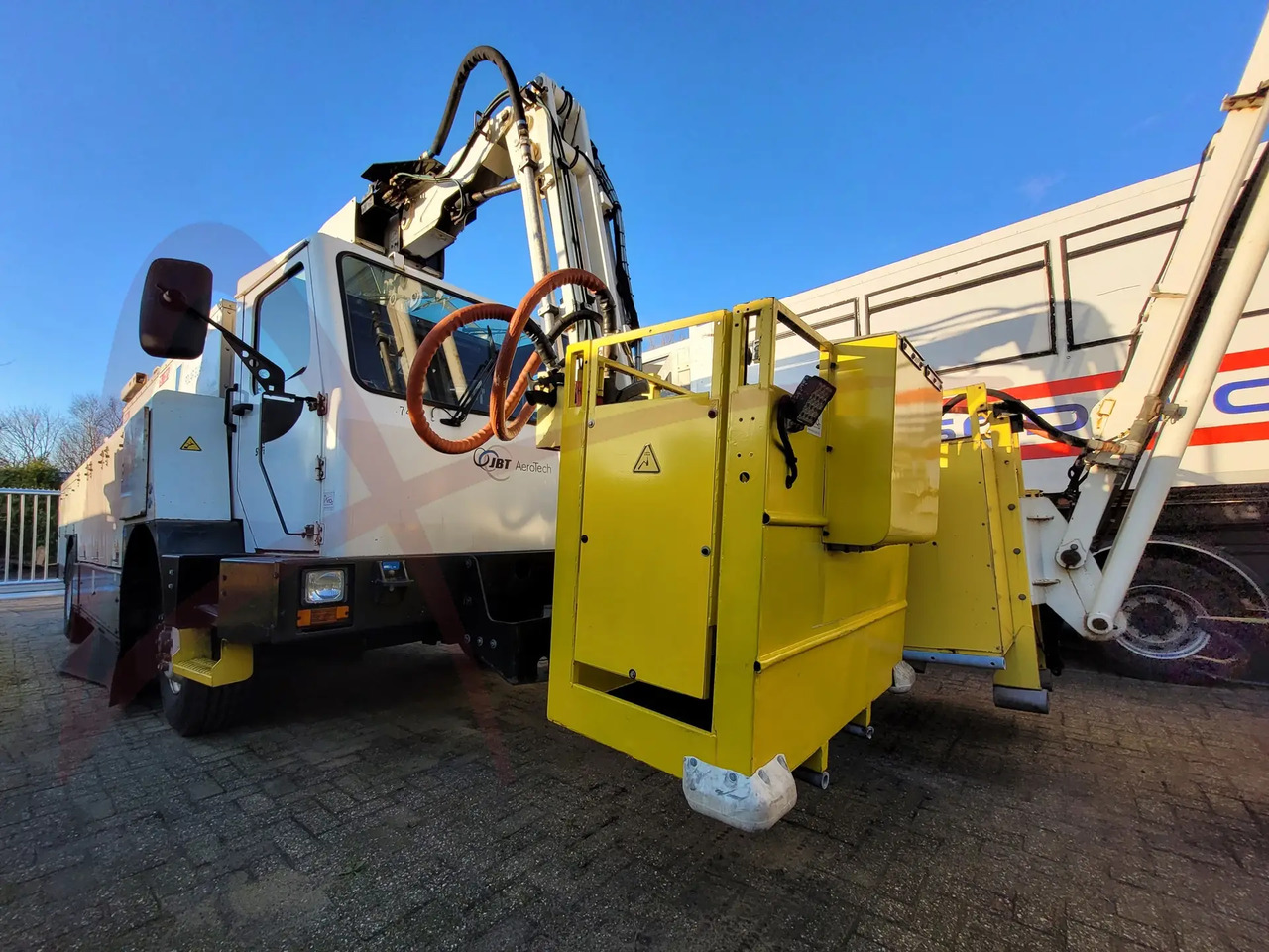 JBT TEMPEST 2 - Aircraft deicer: picture 2 JBT TEMPEST 2 - Aircraft deicer: picture 2