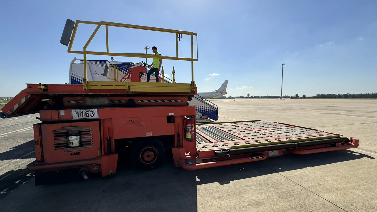 - Aircraft cargo loader: picture 2 - Aircraft cargo loader: picture 2