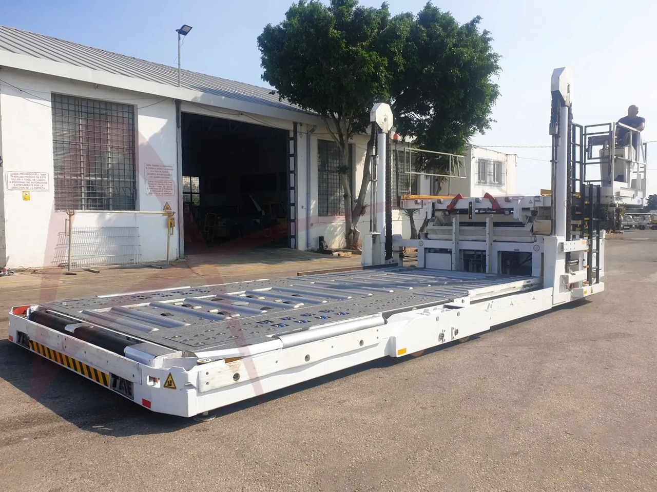 TREPEL CHAMP 140 - Aircraft cargo loader: picture 1 TREPEL CHAMP 140 - Aircraft cargo loader: picture 1