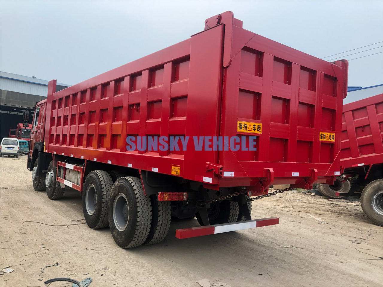 Tipper for transportation of bulk materials HOWO 8X4 dump truck: picture 12