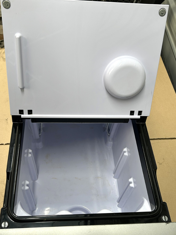 DAF REFRIGERATOR FOR DAF XF 106 - Universal part: picture 5 DAF REFRIGERATOR FOR DAF XF 106 - Universal part: picture 5