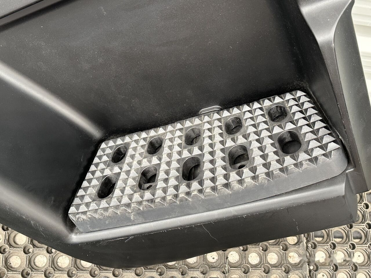 IVECO EUROCARGO RIGHT 500343257 IVECO 500343257 - Footstep for Truck: picture 3 IVECO EUROCARGO RIGHT 500343257 IVECO 500343257 - Footstep for Truck: picture 3