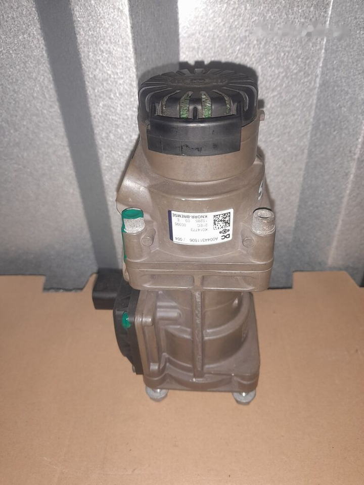 Mercedes-Benz ACTROS MP4 A0044311506 Mercedes-Benz - Brake valve for Truck: picture 2 Mercedes-Benz ACTROS MP4 A0044311506 Mercedes-Benz - Brake valve for Truck: picture 2