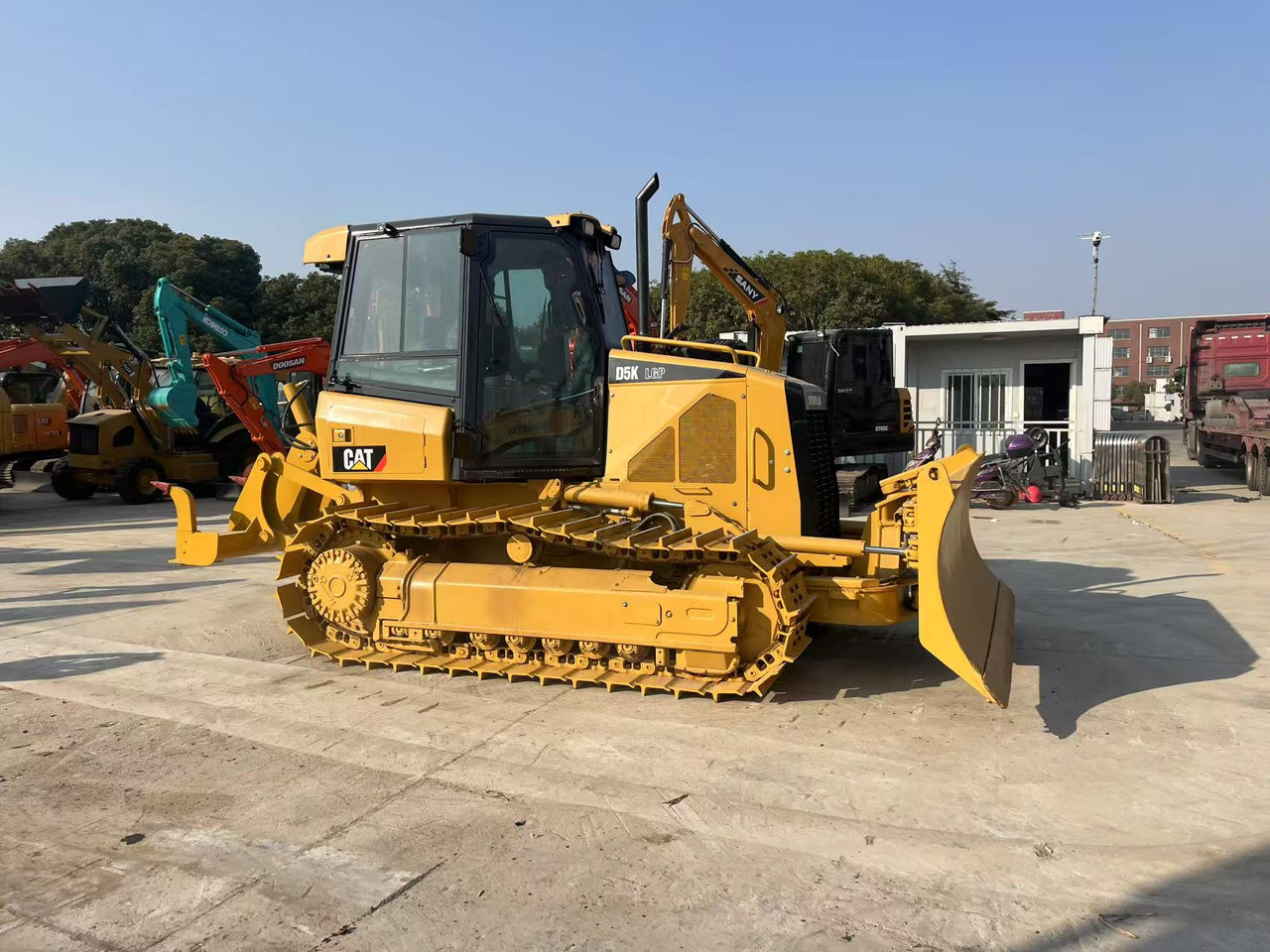 CATERPILLAR Used Excavator CAT D5K with Cat Engine C4.4 ACERT, 105 hp (78 kW) @ 2200 rpm - Bulldozer: picture 4 CATERPILLAR Used Excavator CAT D5K with Cat Engine C4.4 ACERT, 105 hp (78 kW) @ 2200 rpm - Bulldozer: picture 4