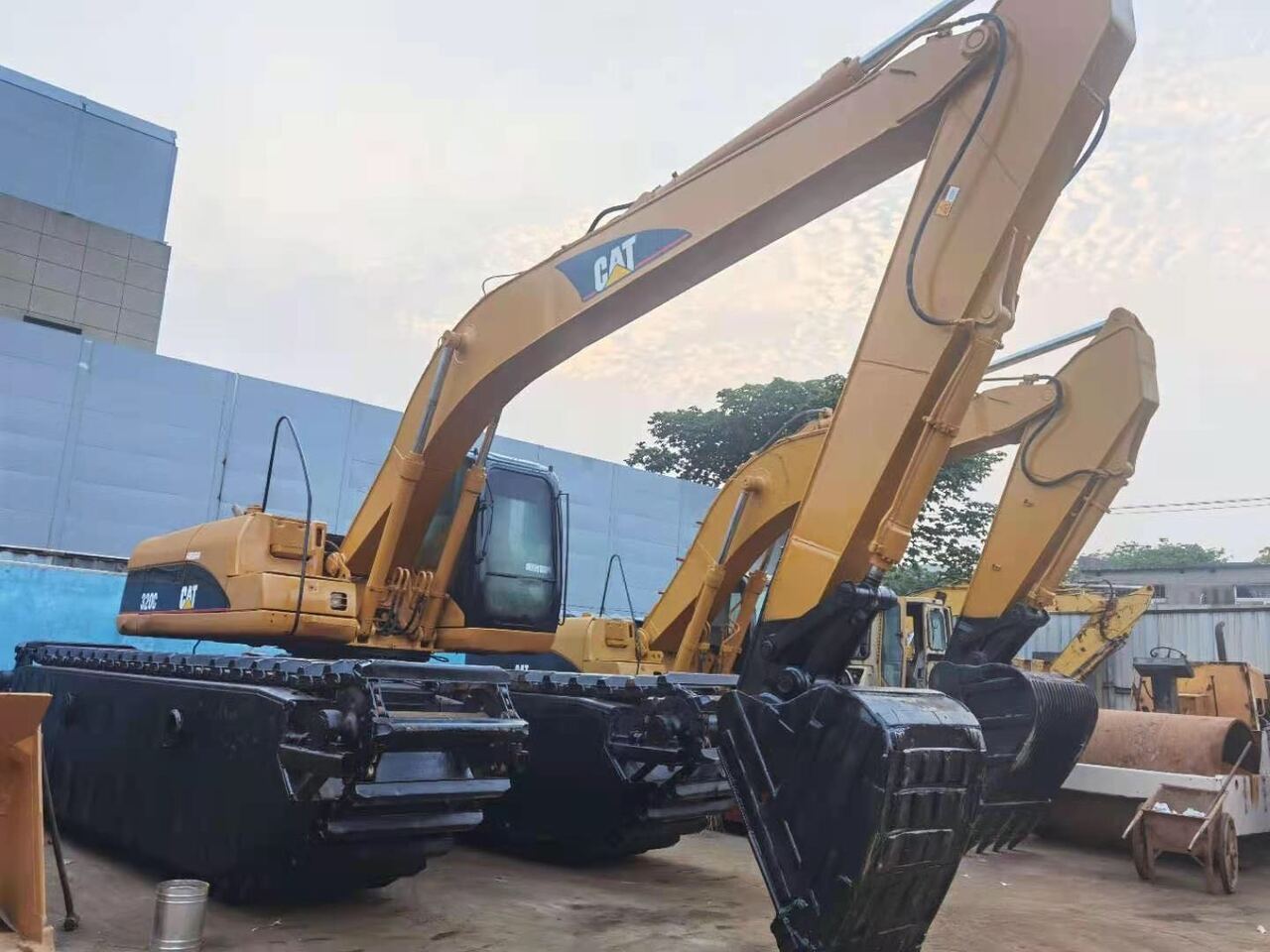 Cat Caterpillar swampy amphibious 320CL - Amphibious excavator: picture 1 Cat Caterpillar swampy amphibious 320CL - Amphibious excavator: picture 1