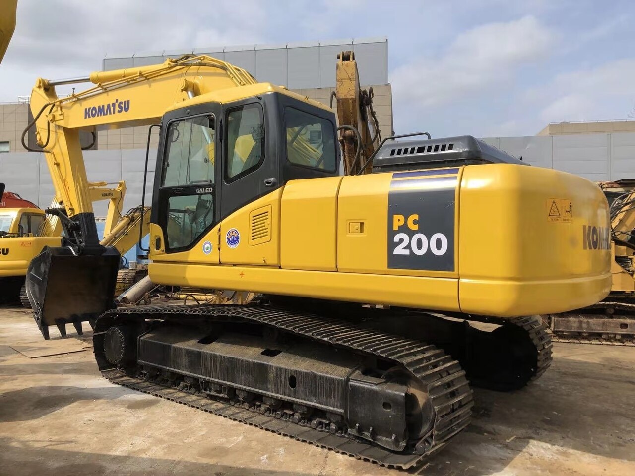 KOMATSU construction excavator Komatsu PC200, PC220 for sale - Crawler excavator: picture 2 KOMATSU construction excavator Komatsu PC200, PC220 for sale - Crawler excavator: picture 2