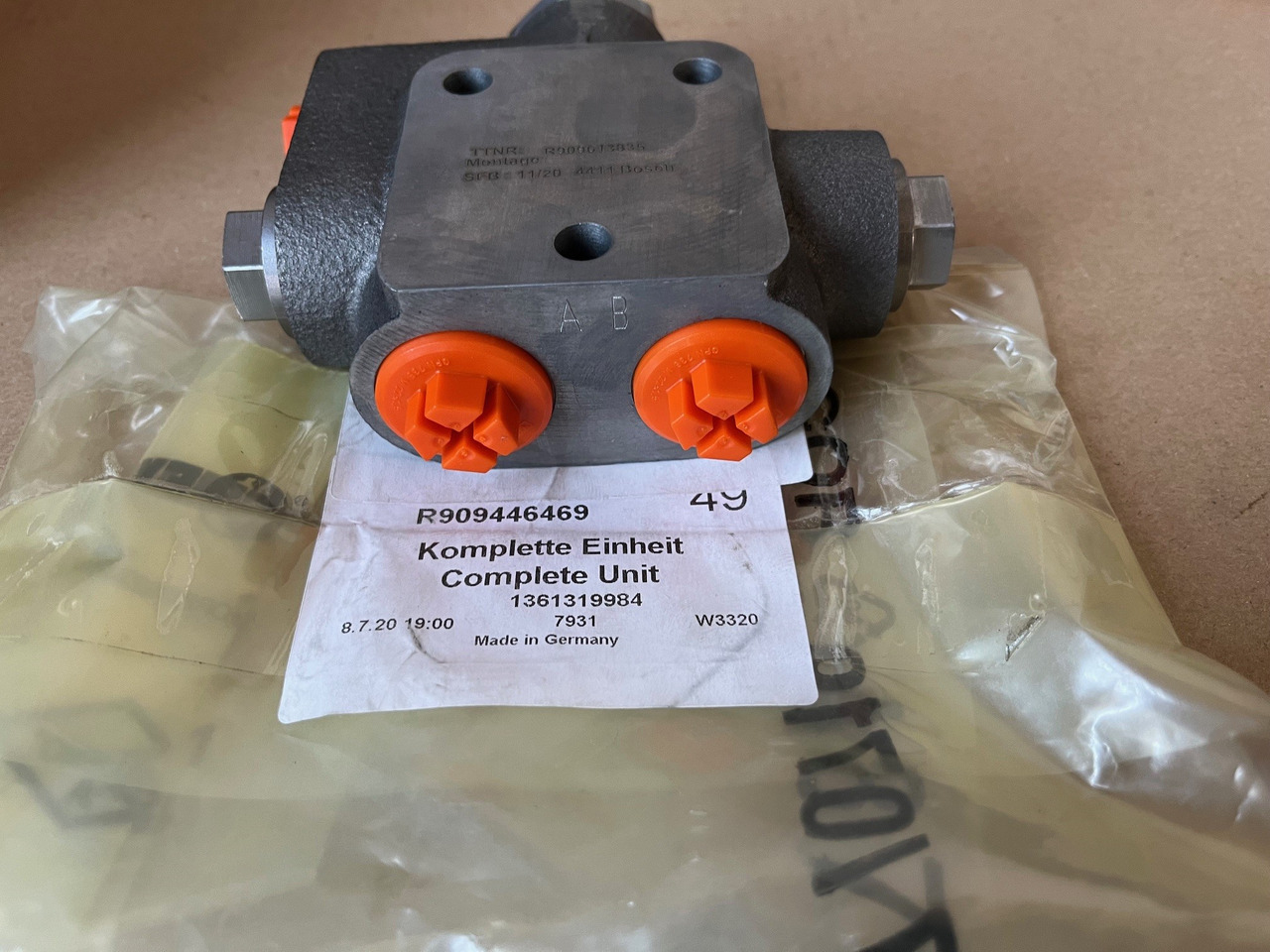 REXROTH R909446469 Flushing & Boost valve - Spare parts for Excavator: picture 1 REXROTH R909446469 Flushing & Boost valve - Spare parts for Excavator: picture 1