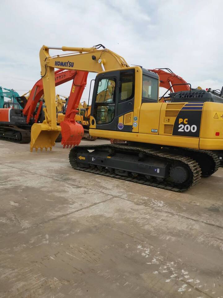 Komatsu PC200-8 - Crawler excavator: picture 3 Komatsu PC200-8 - Crawler excavator: picture 3