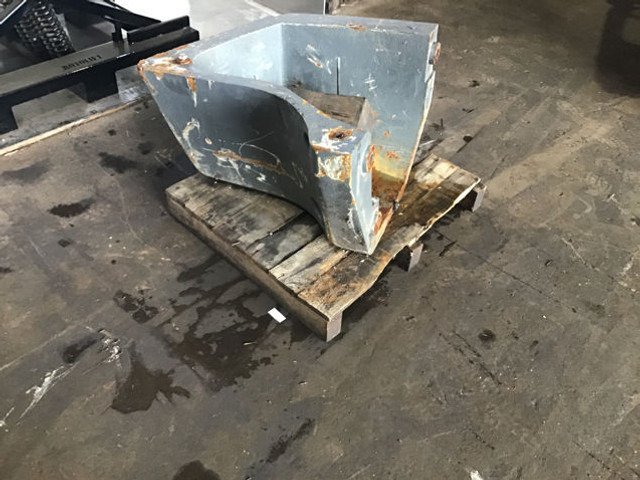 Liebherr Counterweight Left - Counterweight for Agricultural machinery: picture 3 Liebherr Counterweight Left - Counterweight for Agricultural machinery: picture 3