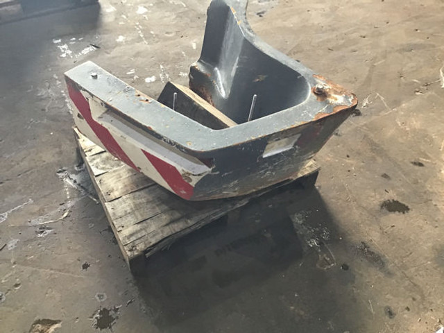 Liebherr Counterweight Right - Counterweight for Agricultural machinery: picture 3 Liebherr Counterweight Right - Counterweight for Agricultural machinery: picture 3