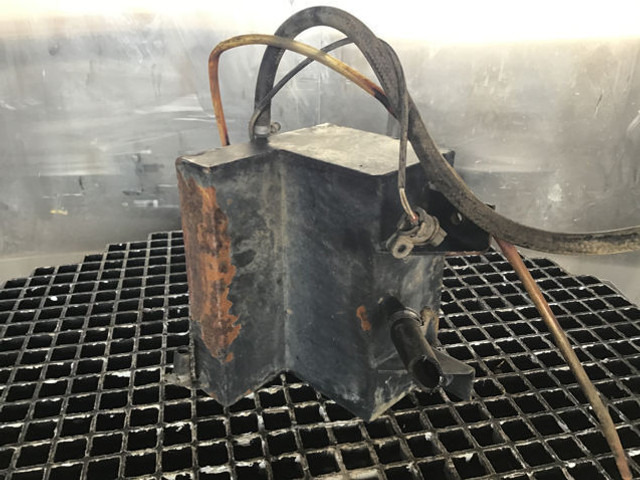 Liebherr Equalizing Reservoir - Expansion tank: picture 4 Liebherr Equalizing Reservoir - Expansion tank: picture 4