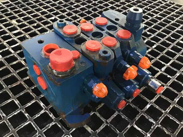 Liebherr Valve Block - Cylinder block: picture 1 Liebherr Valve Block - Cylinder block: picture 1