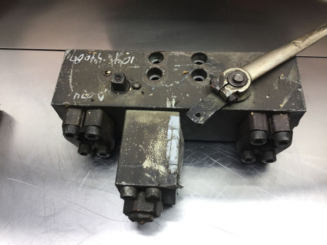 Liebherr Valve Distribution Block - Hydraulics: picture 2 Liebherr Valve Distribution Block - Hydraulics: picture 2
