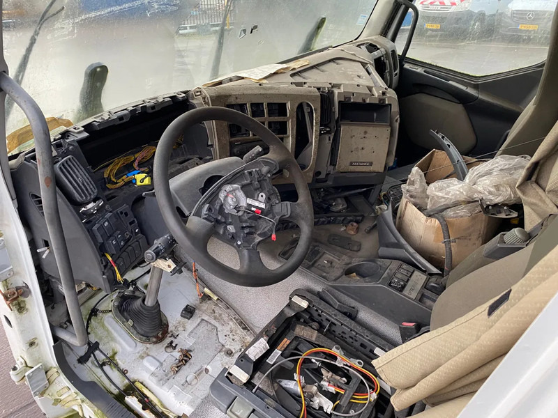 Cab chassis truck Renault Premium Cabine: picture 8