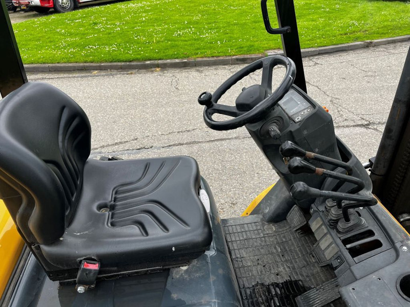 Diesel forklift Caterpillar DP25NT: picture 8