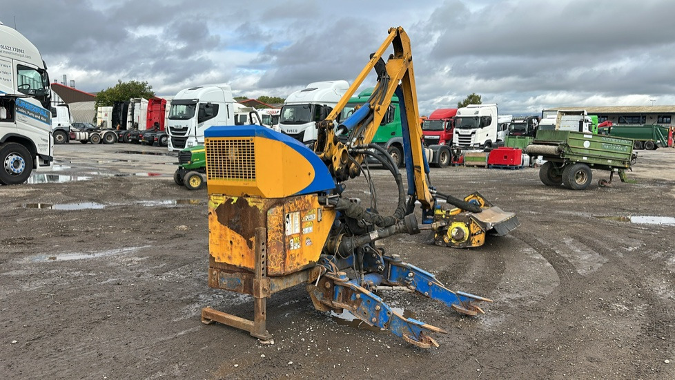 BOMFORD TURNER TRACTOR MOUNTED SIDE ARM FLAIL HAWK 5.4 + PROTRIM HEAD - Construction equipment: picture 1 BOMFORD TURNER TRACTOR MOUNTED SIDE ARM FLAIL HAWK 5.4 + PROTRIM HEAD - Construction equipment: picture 1