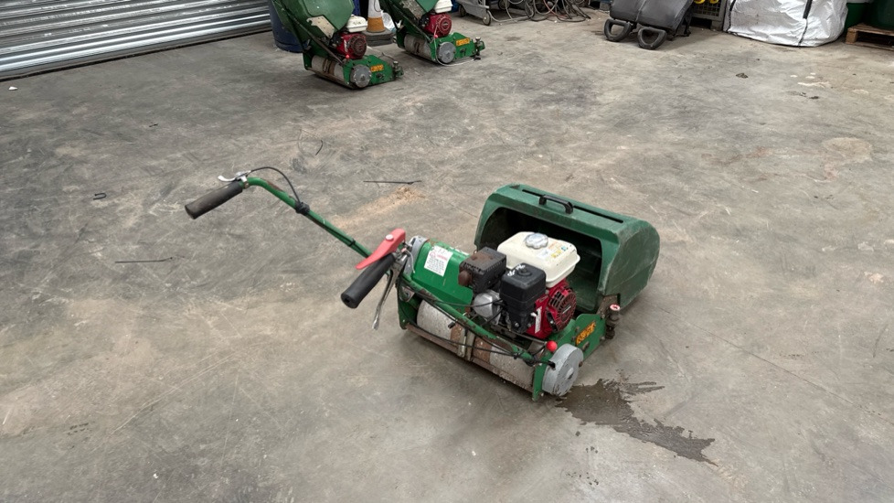 DENNIS FT510 PEDESTRIAN CYLINDER MOWER NO BLADE UNIT, GRASS BOX - Construction equipment: picture 3 DENNIS FT510 PEDESTRIAN CYLINDER MOWER NO BLADE UNIT, GRASS BOX - Construction equipment: picture 3