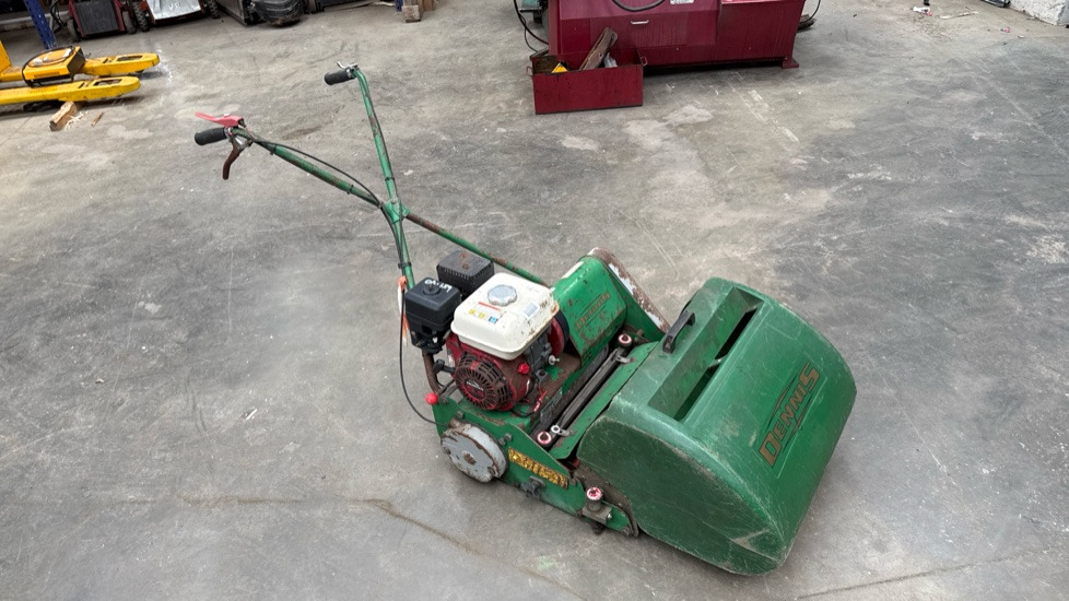 DENNIS FT510 PEDESTRIAN CYLINDER MOWER WITH 5K UNIT AND GRASS BOX - Construction equipment: picture 4 DENNIS FT510 PEDESTRIAN CYLINDER MOWER WITH 5K UNIT AND GRASS BOX - Construction equipment: picture 4