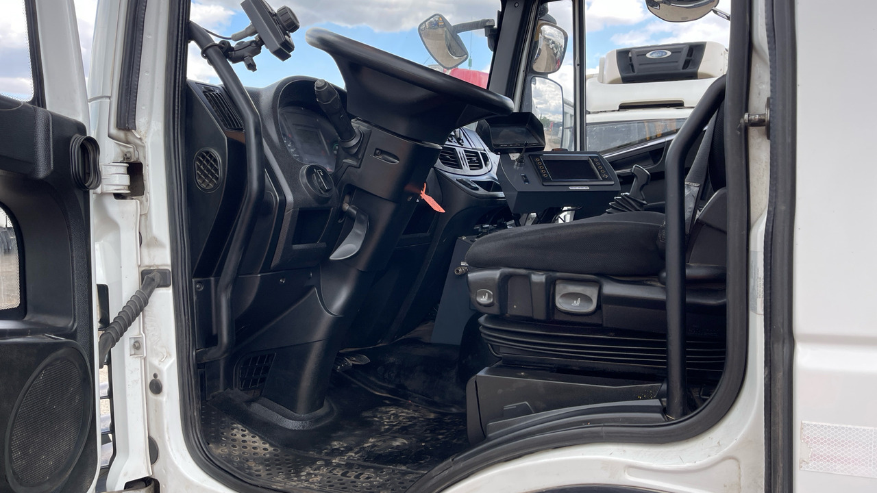 IVECO EUROCARGO 150-220 - Road sweeper: picture 5 IVECO EUROCARGO 150-220 - Road sweeper: picture 5
