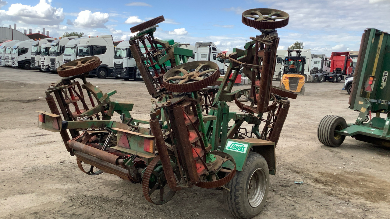 LLOYDS LEDA TRAILED 7 GANG FAIRWAY MOWER - Construction equipment: picture 5 LLOYDS LEDA TRAILED 7 GANG FAIRWAY MOWER - Construction equipment: picture 5