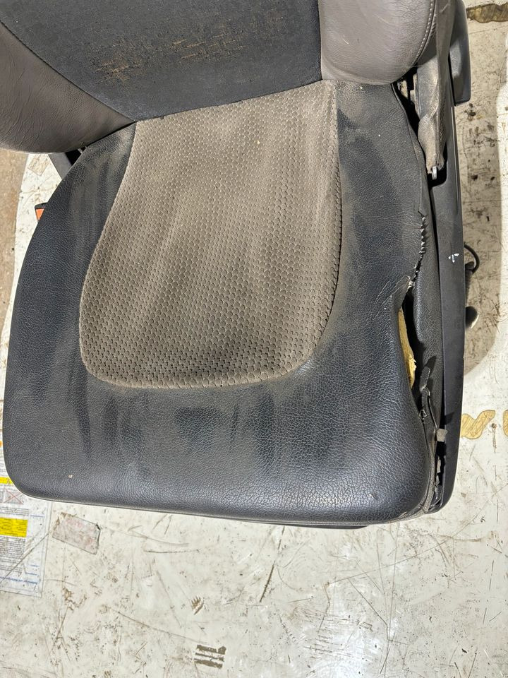 DAF XF Fahrersitz mit Luft - Seat for Truck: picture 4 DAF XF Fahrersitz mit Luft - Seat for Truck: picture 4