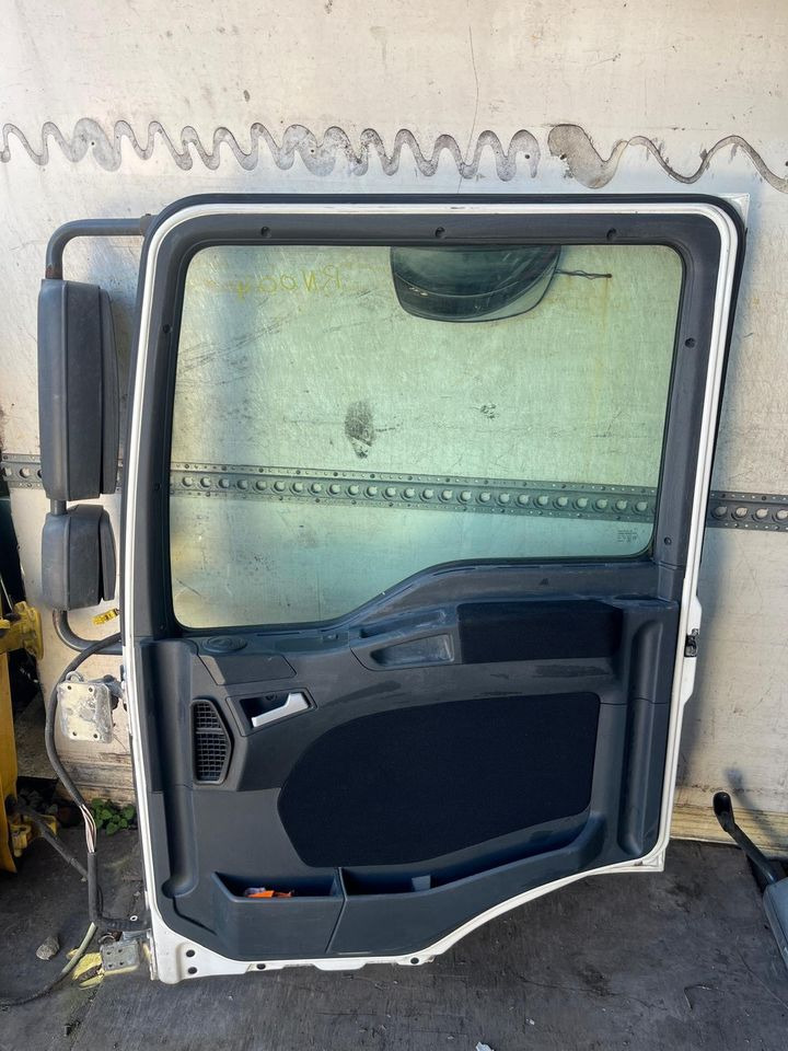 MAN TGM 18.340 Beifahrertür Tür rechts weiß mit Spiegel RN004 - Door and parts for Truck: picture 2 MAN TGM 18.340 Beifahrertür Tür rechts weiß mit Spiegel RN004 - Door and parts for Truck: picture 2