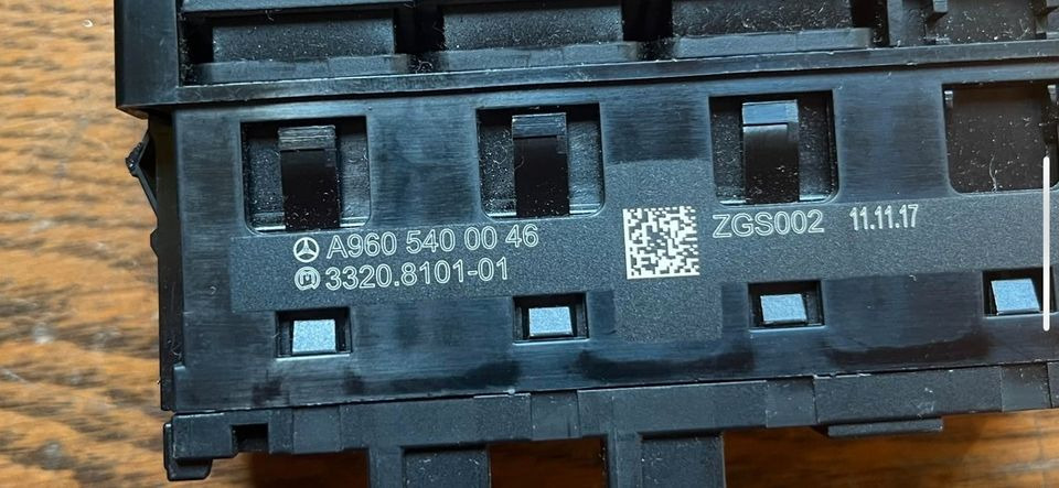 Mercedes Actros MP4 Kabinenschalter, Innenbeleuchtung A9605400046 - Cab and interior for Truck: picture 2 Mercedes Actros MP4 Kabinenschalter, Innenbeleuchtung A9605400046 - Cab and interior for Truck: picture 2