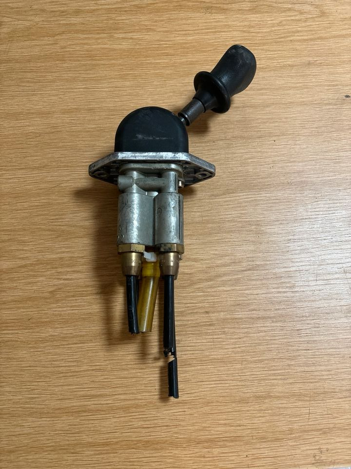 Mercedes KNORR-BREMSE Handbremsventil / Festellbremse 0481016603 - Gear stick for Truck: picture 1 Mercedes KNORR-BREMSE Handbremsventil / Festellbremse 0481016603 - Gear stick for Truck: picture 1