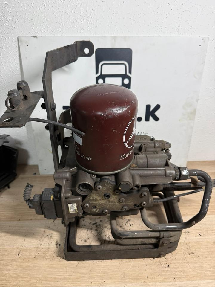 Mercedes KNORR-BREMSE LufttrocknerA0014465564 K138265 - Brake accessory for Truck: picture 1 Mercedes KNORR-BREMSE LufttrocknerA0014465564 K138265 - Brake accessory for Truck: picture 1