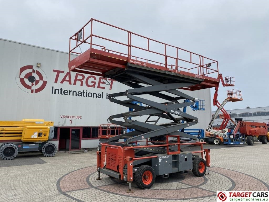 Leasing of SkyJack SJ9250 RT Diesel 4x4 Scissor Work Lift 1720cm  SkyJack SJ9250 RT Diesel 4x4 Scissor Work Lift 1720cm: picture 30