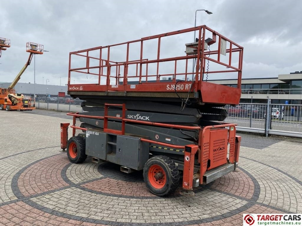 SkyJack SJ9250RT Diesel 4x4 Scissor Work Lift 1720cm - Scissor lift: picture 2 SkyJack SJ9250RT Diesel 4x4 Scissor Work Lift 1720cm - Scissor lift: picture 2