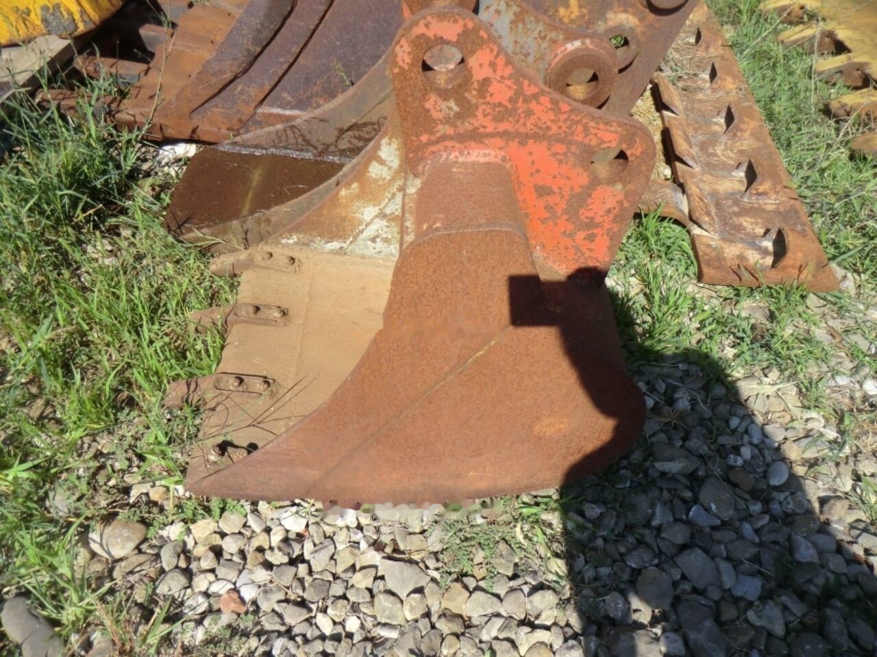 60 CM BUCKET WITH TEETH - Excavator bucket: picture 1 60 CM BUCKET WITH TEETH - Excavator bucket: picture 1