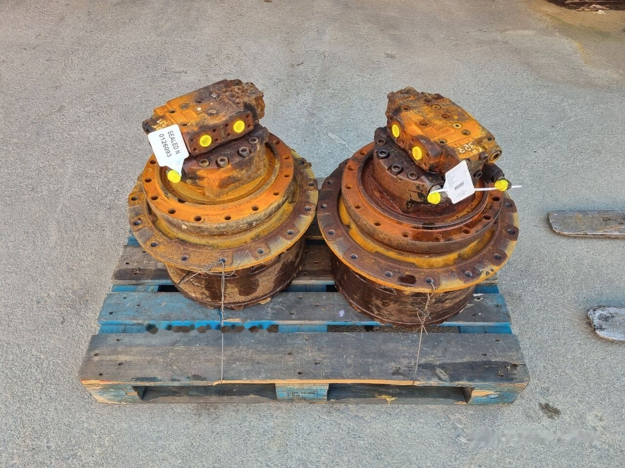COMPLETE WITH MOTOR 3530610 CWG00217 CATERPILLAR 323D - Final drive for Excavator: picture 1 COMPLETE WITH MOTOR 3530610 CWG00217 CATERPILLAR 323D - Final drive for Excavator: picture 1