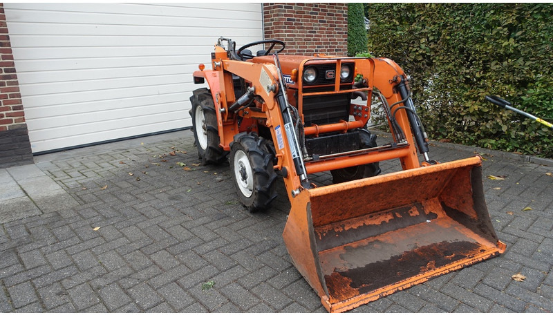 Hinomoto C144 4x4 met frontlader - Farm tractor: picture 2 Hinomoto C144 4x4 met frontlader - Farm tractor: picture 2
