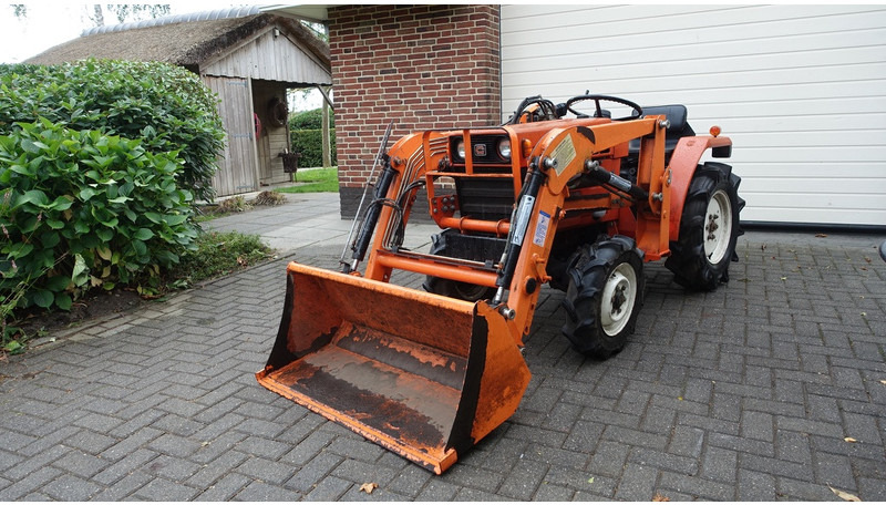 Hinomoto C144 4x4 met frontlader - Farm tractor: picture 1 Hinomoto C144 4x4 met frontlader - Farm tractor: picture 1