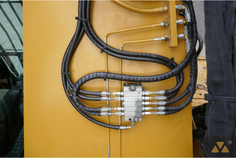 Crawler excavator Caterpillar 325F LCR: picture 20