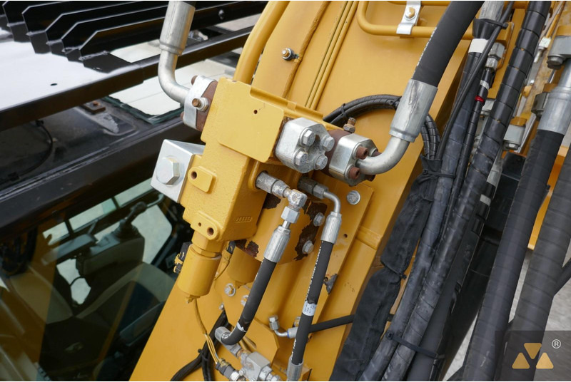 Crawler excavator Caterpillar 325F LCR: picture 18