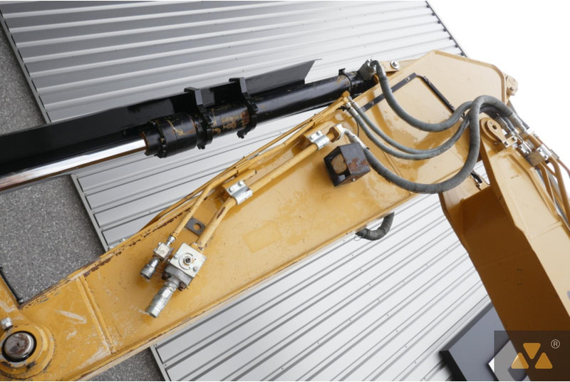 Crawler excavator Caterpillar 325F LCR: picture 11