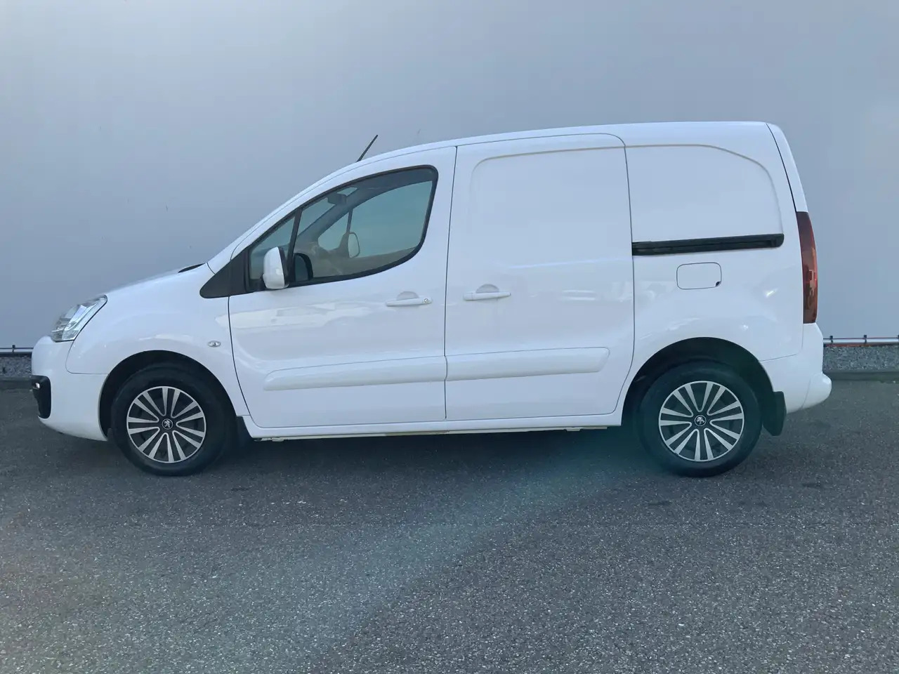 Peugeot Partner 122 1.6 BlueHDi Autom.100 L1 Premium S&S EXPORT!! - Small van: picture 3 Peugeot Partner 122 1.6 BlueHDi Autom.100 L1 Premium S&S EXPORT!! - Small van: picture 3