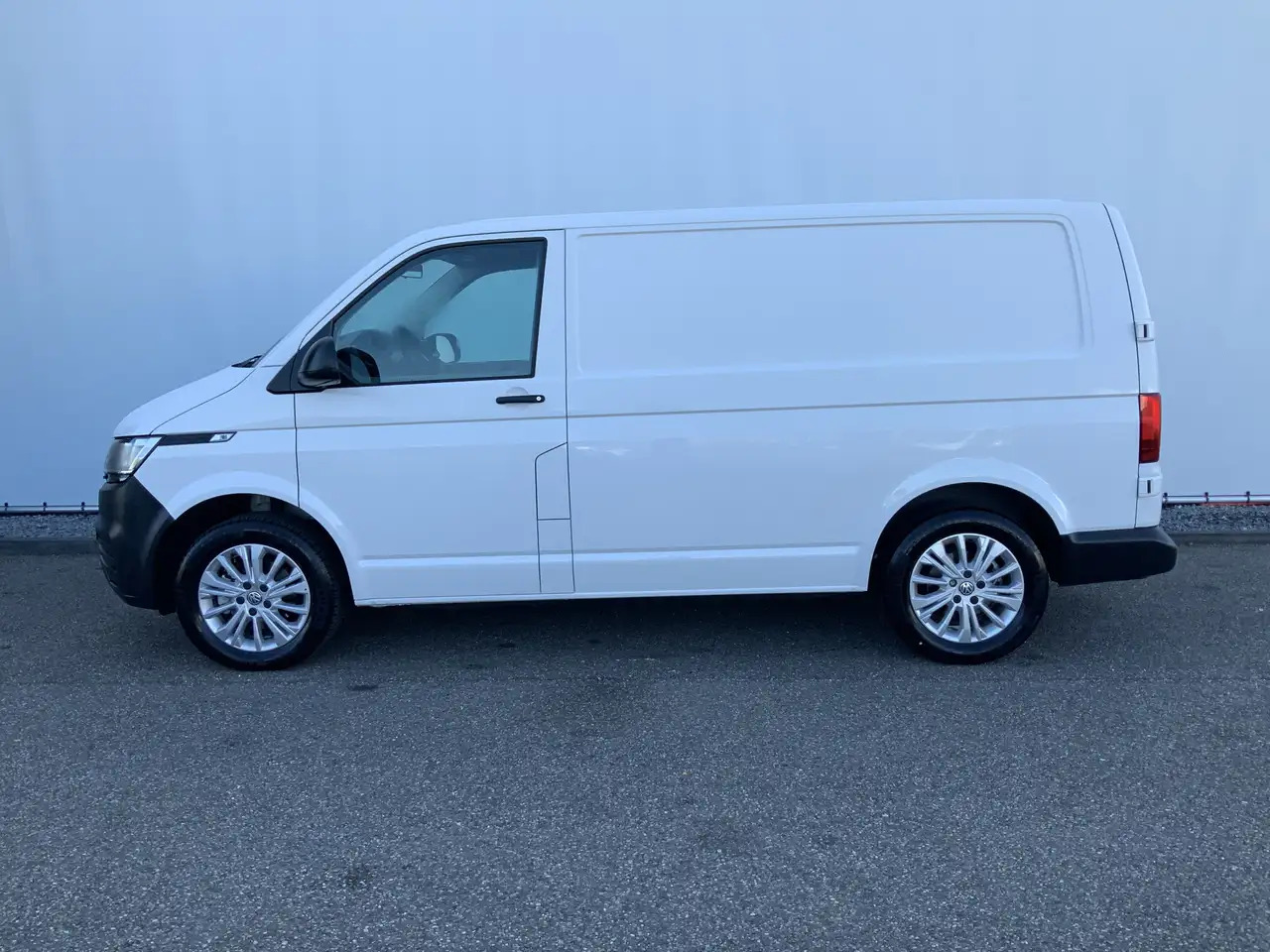 Volkswagen T6.1 Transporter 2.0 TDI L1H1 26 Economy Business Airco Cruise 3 Zi - Panel van: picture 3 Volkswagen T6.1 Transporter 2.0 TDI L1H1 26 Economy Business Airco Cruise 3 Zi - Panel van: picture 3