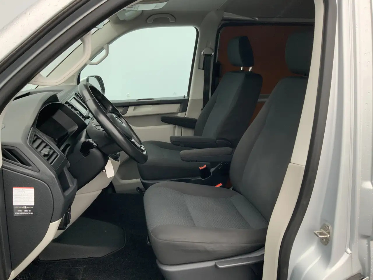 Volkswagen T6 Transporter 2.0 TDI L1H1 Highline Airco Cruise Alu Velg( R Por - Panel van: picture 4 Volkswagen T6 Transporter 2.0 TDI L1H1 Highline Airco Cruise Alu Velg( R Por - Panel van: picture 4