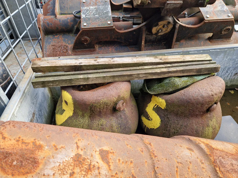 Diversen stalen sloopkogels / beulen - Demolition shears for Construction machinery: picture 3 Diversen stalen sloopkogels / beulen - Demolition shears for Construction machinery: picture 3