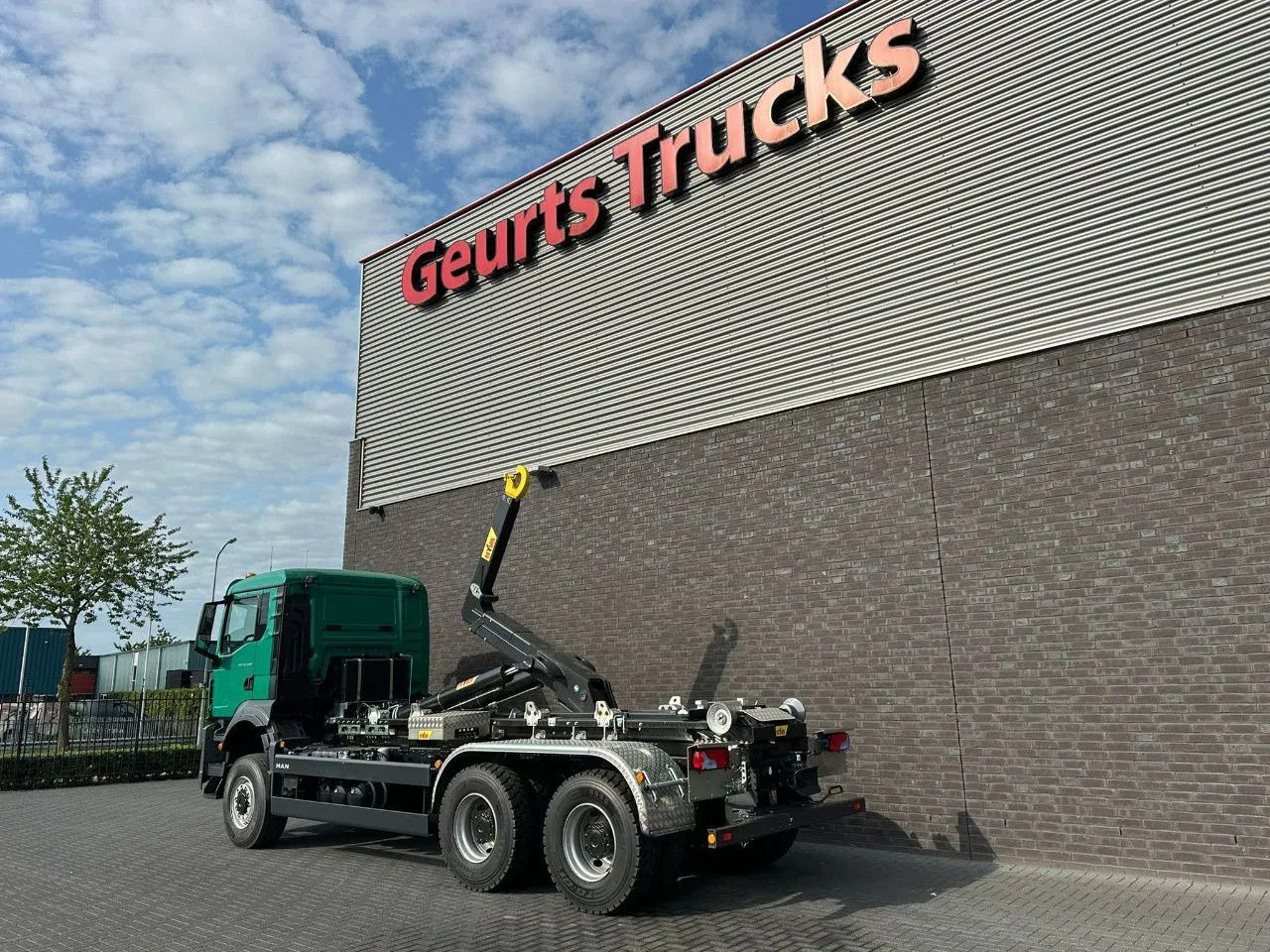 MAN TGS 33.480 6X6 HYVA LIFT 26-55-S HAAKARM / ABROL - Hook lift truck: picture 3 MAN TGS 33.480 6X6 HYVA LIFT 26-55-S HAAKARM / ABROL - Hook lift truck: picture 3