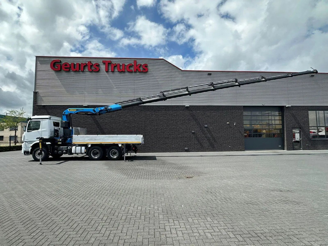 Mercedes-Benz Arocs 3351 963-2-E 6X4 KIPPER / TIPPER + PALFING - Crane truck: picture 5 Mercedes-Benz Arocs 3351 963-2-E 6X4 KIPPER / TIPPER + PALFING - Crane truck: picture 5