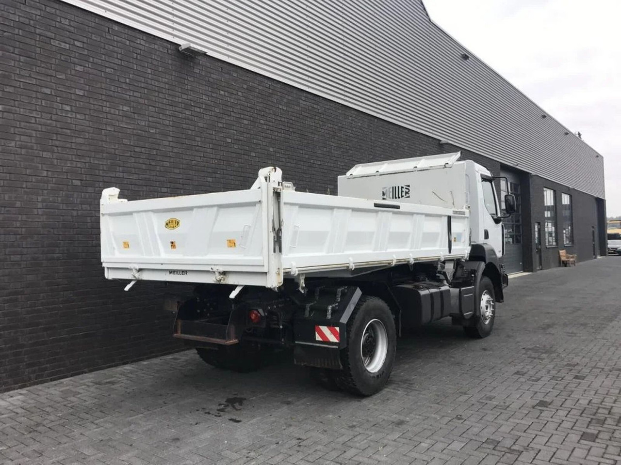 Renault Kerax 330 DXI 4X2 KIPPER/TIPPER ONLY 27.000 KM ! - Tipper: picture 5 Renault Kerax 330 DXI 4X2 KIPPER/TIPPER ONLY 27.000 KM ! - Tipper: picture 5