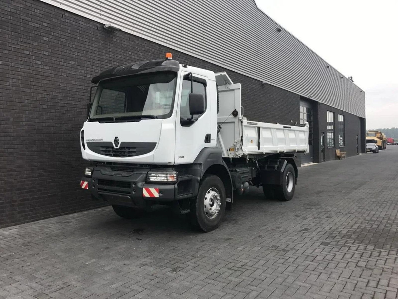 Renault Kerax 330 DXI 4X2 KIPPER/TIPPER ONLY 27.000 KM ! - Tipper: picture 2 Renault Kerax 330 DXI 4X2 KIPPER/TIPPER ONLY 27.000 KM ! - Tipper: picture 2