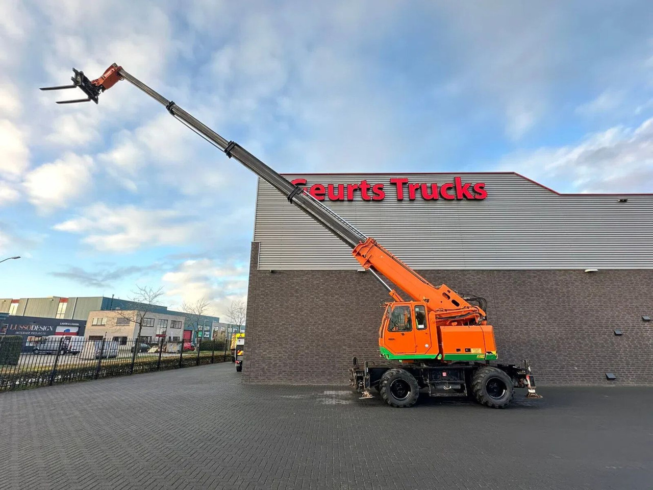 Sennebogen 608 MULTICRANE/ROUGH TERRAIN CRANE + JIB - Tower crane: picture 1 Sennebogen 608 MULTICRANE/ROUGH TERRAIN CRANE + JIB - Tower crane: picture 1