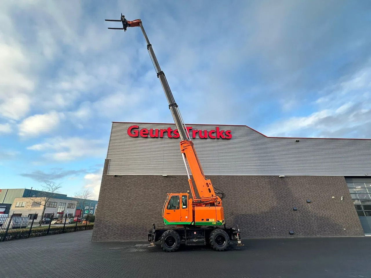 Sennebogen 608 MULTICRANE/ROUGH TERRAIN CRANE + JIB - Tower crane: picture 2 Sennebogen 608 MULTICRANE/ROUGH TERRAIN CRANE + JIB - Tower crane: picture 2