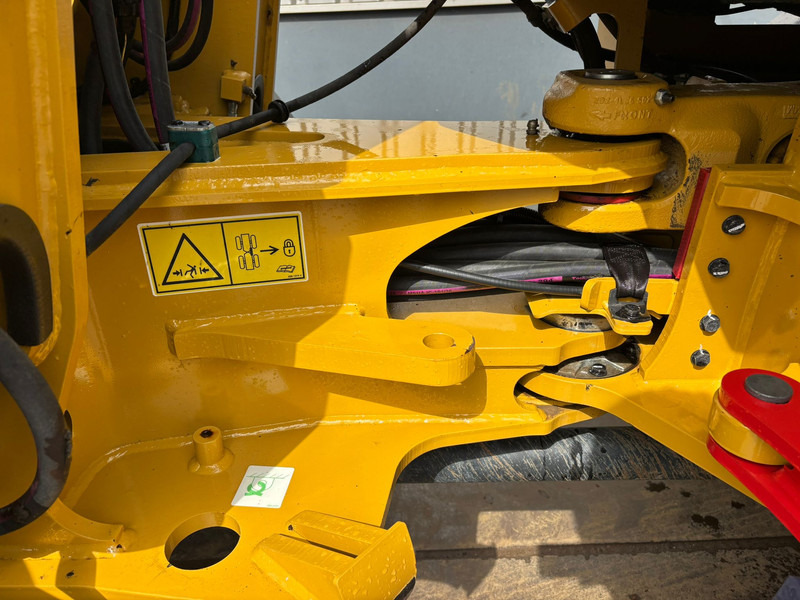 Wheel loader Caterpillar 908M: picture 10